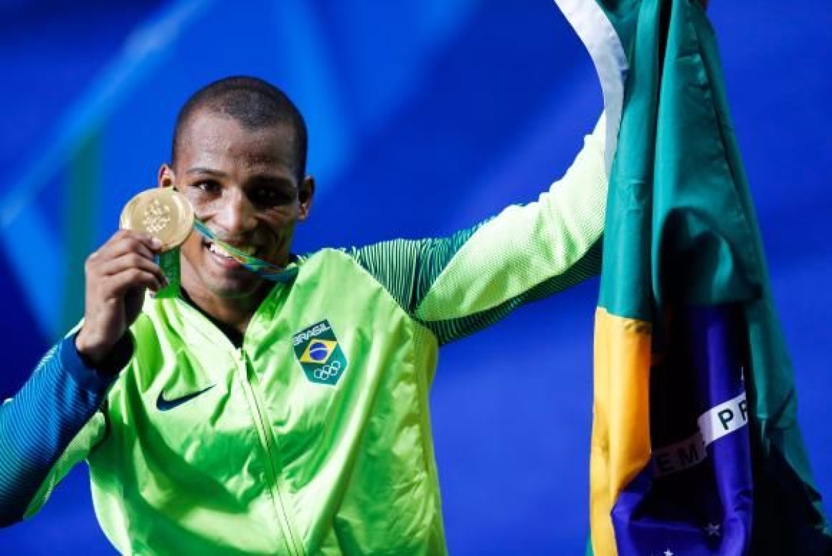 Por decis�o un�nime dos ju�zes, o lutador brasileiro Robson Concei��o derrotou o franc�s Sofiane Oumiha e garantiu o ouro na categoria peso ligeiro (Foto: Fernando Fraz�o/Ag�ncia Brasil)