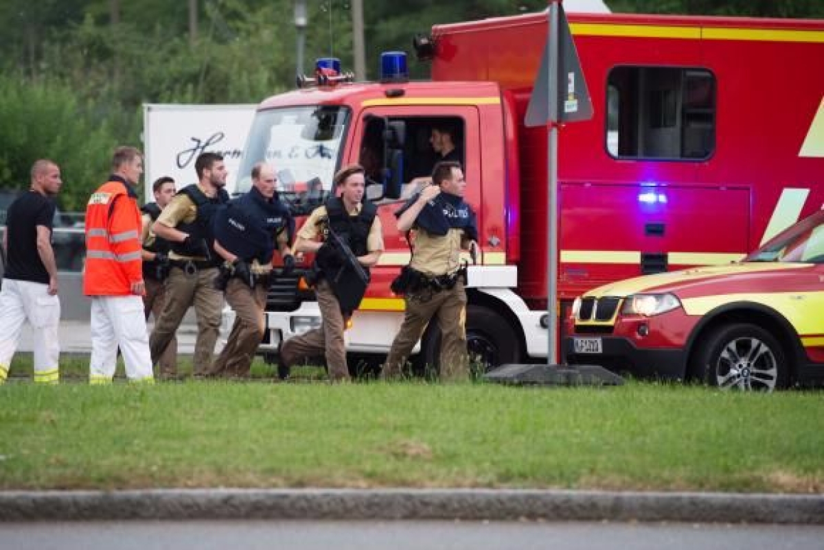 Pol�cia alem� chega ao centro comercial na cidade de Munique onde ocorreu um tiroteio. Informa��es preliminares reportam 15 mortes no local (Foto: Lukas Schulze/Ag�ncia Lusa)