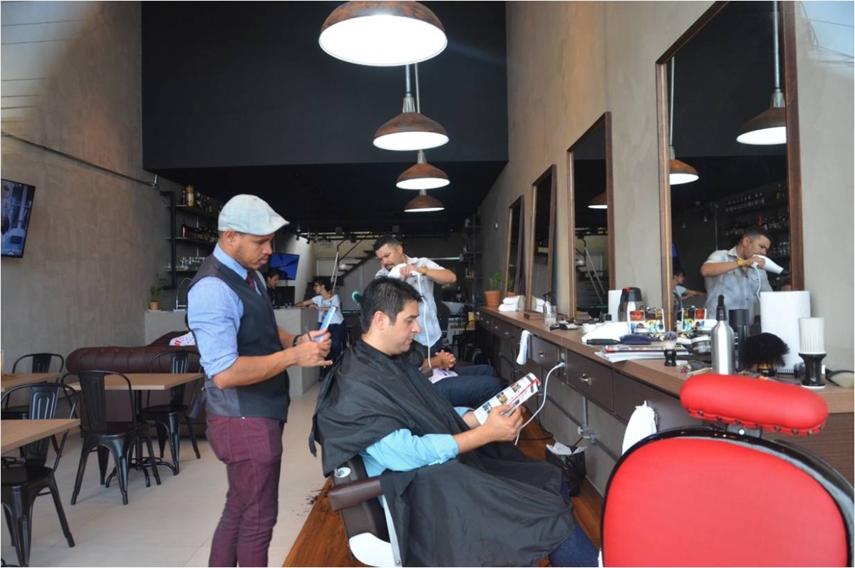 Barbeiro Sal�o e Bar: Empres�rio inova e se destaca no mercado masculino de beleza (Foto: Ascom Sebrae/SE)