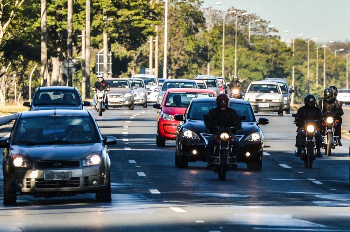 Motorista flagrado com as luzes apagadas ser� multado em R$ 85,13, por infra��o m�dia, e ter� quatro pontos na carteira de habilita��o (Foto: Jos� Cruz/Ag�ncia Brasil)