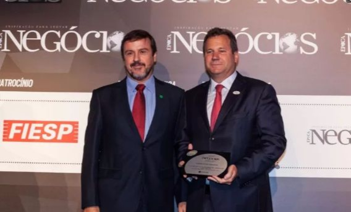 Walter Dissinger, diretor presidente da Votorantim Cimentos, recebe o pr�mio do setor de materiais de constru��o e decora��o (Foto: Fred Chalub/Editora Globo)