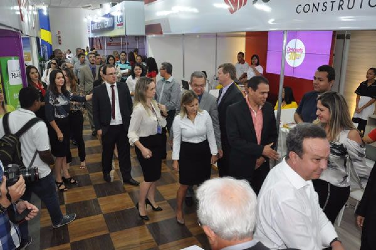 A II Feira de Im�veis da Ademi-SE foi aberta na manh� desta quarta-feira, 3, nas depend�ncias do Iate Clube de Aracaju (Foto: Luis Mendon�a)