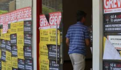 A greve dos banc�rios completou 28 dias nesta segunda-feiraElza Fi�za/Ag�ncia Brasil