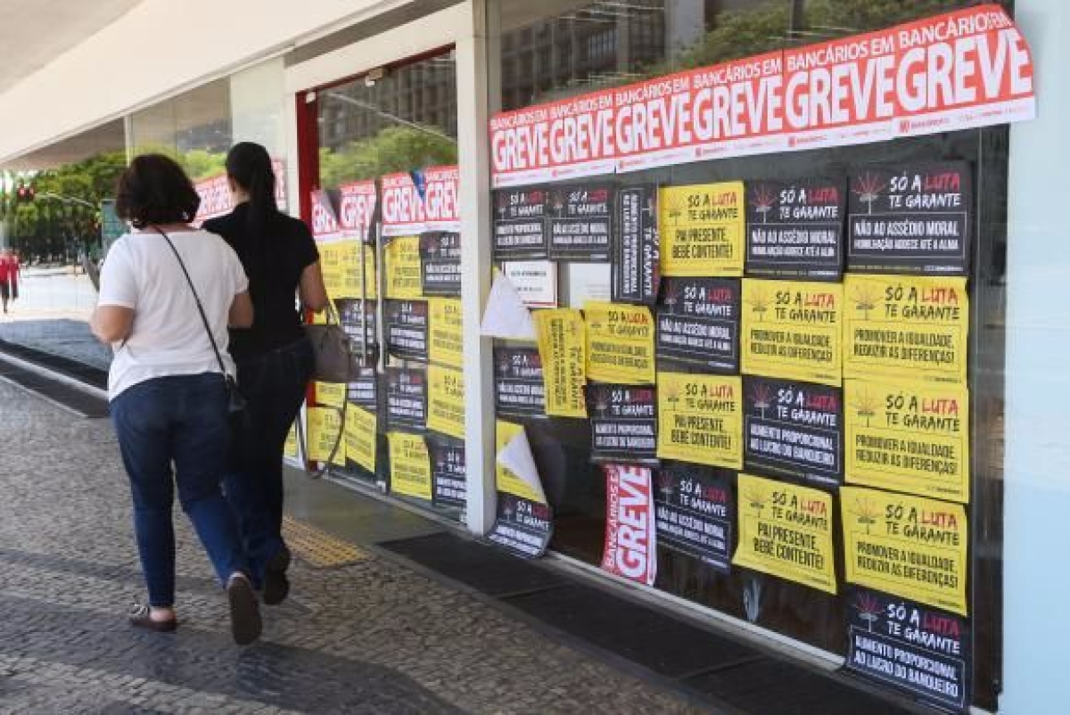 A greve dos banc�rios completa 30 dias (Imagem: Elza Fi�za/Ag�ncia Brasil)