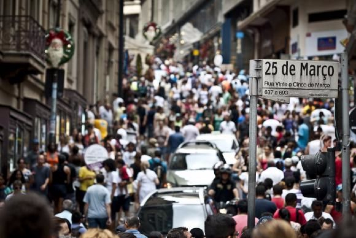 Movimento na Rua 25 de Mar�o, centro de com�rcio popular de S�o Paulo, maior cidade da Am�rica do Sul (Imagem: Marcelo Camargo/Ag�ncia Brasil)
