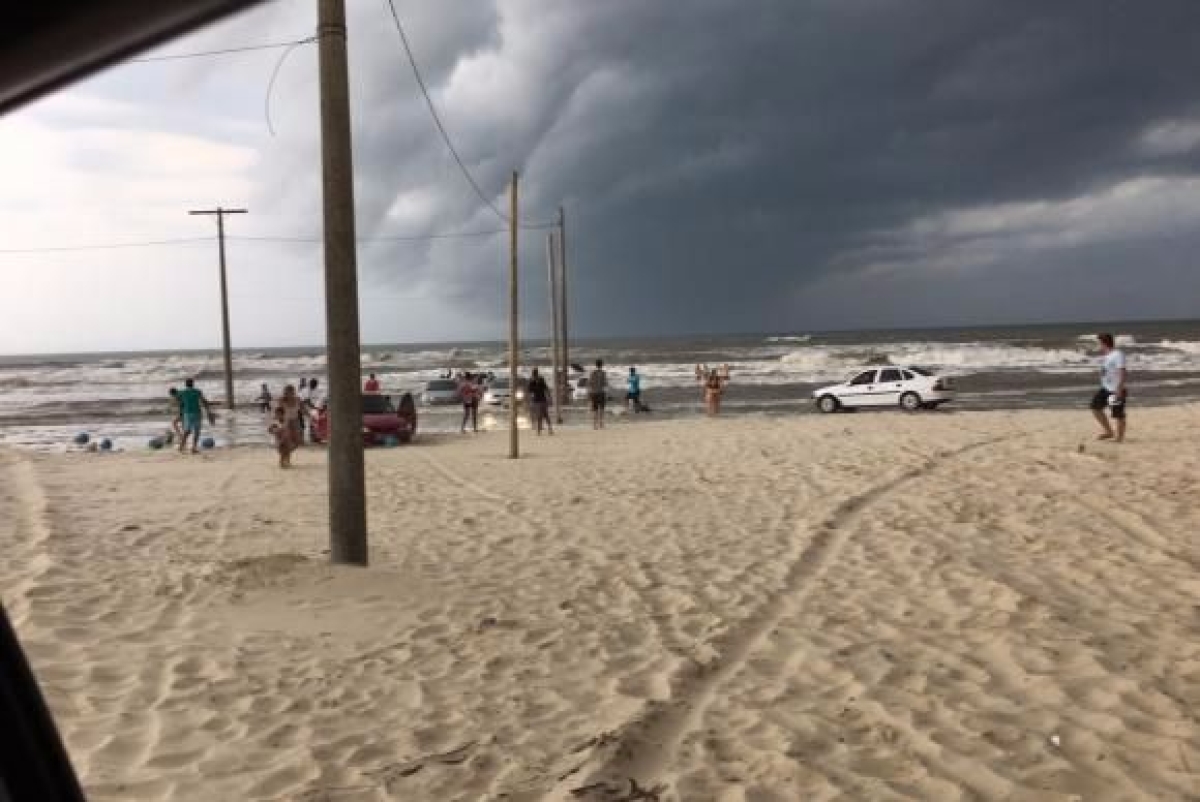 A Defesa Civil de Santa Catarina confirmou o fen�meno de tsunami meteorol�gico no munic�pio de Tubar�o. Diversos carros foram parar dentro do mar (Imagem: Divulga��o/Defesa Civil de Santa Catarina)