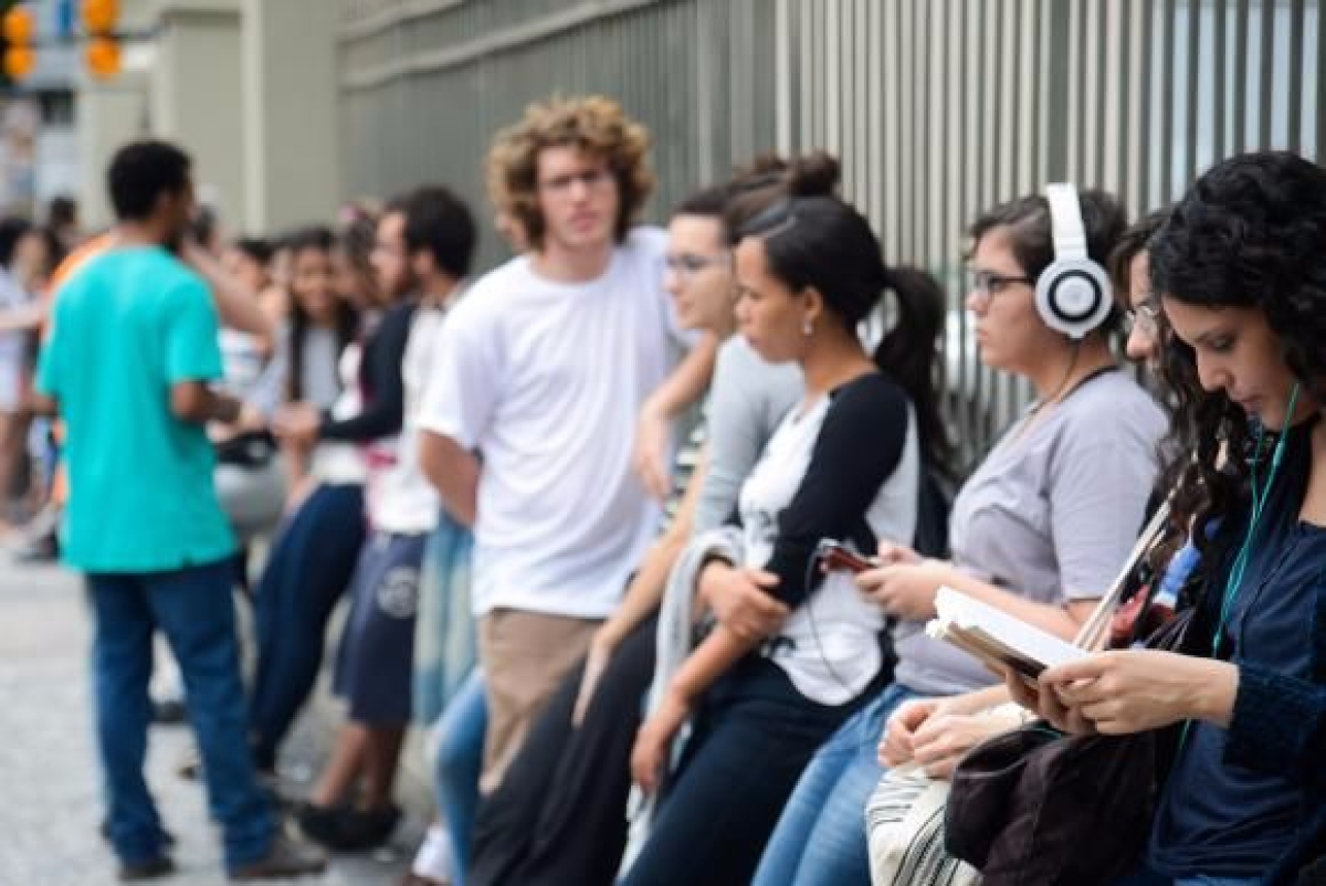 Estudantes chegam ao Col�gio Santo In�cio, em Botafogo, zona sul da capital fluminense, para o segundo dia de provas do Enem 2016 (Imagem: Tomaz Silva/Ag�ncia Brasil)