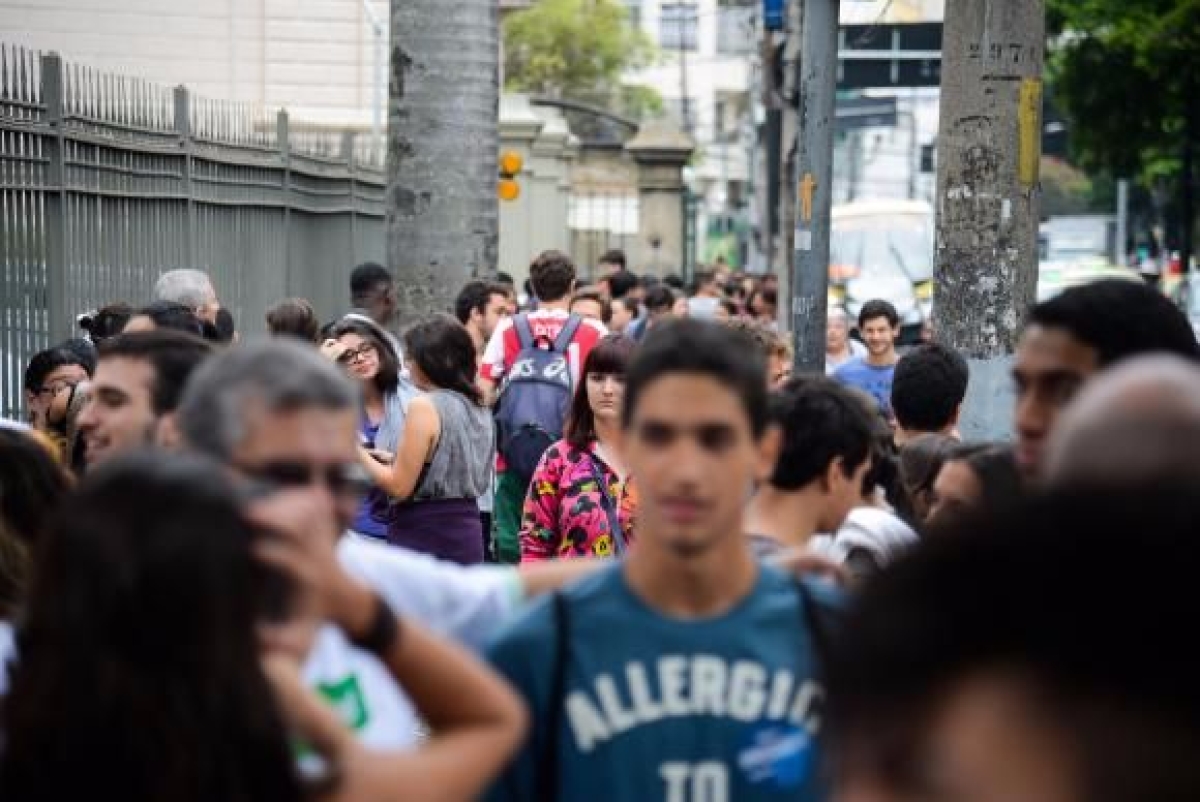 Estudantes chegam ao Col�gio Santo In�cio, em Botafogo, zona sul da capital fluminense, para o segundo dia de provas do Enem 2016 (Imagem: Tomaz Silva/Ag�ncia Brasil)
