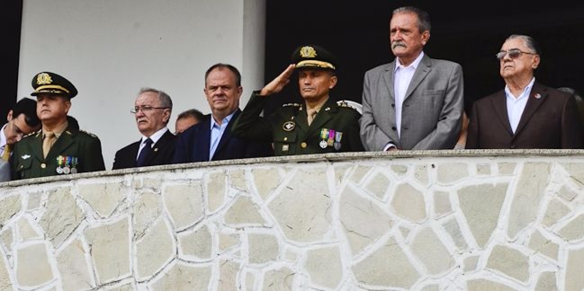 Garibalde Mendon�a presta homenagem ao ex�rcito brasileiro (Foto: Site Deputado Estadual Garibalde Mendon�a)