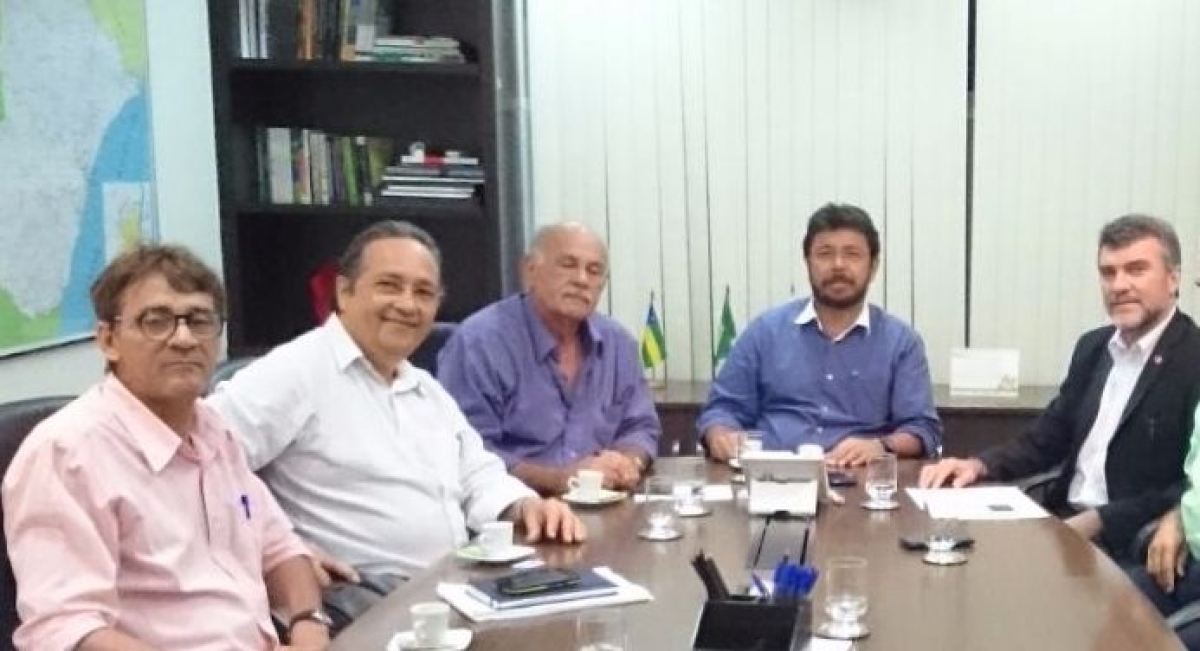 Garibalde Mendon�a acompanha engenheiros em visita de cortesia a secret�rio (Foto: Site Deputado Estadual Garibalde Mendon�a)