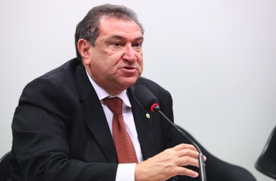 �tila Lins aprsentou substitutivo � PEC: o eventual acolhimento do texto original poderia dar margem a uma imensur�vel leva de contrata��es irregulares em todas as esferas da administra��o p�blica (Foto: Antonio Augusto/C�mara dos Deputados)