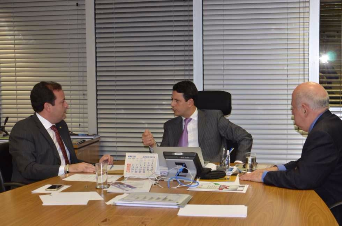 Ministro das Cidades informa ao l�der Andr� Moura sobre novos conv�nios (Foto: Divulga��o/Assessoria Andr� Moura)