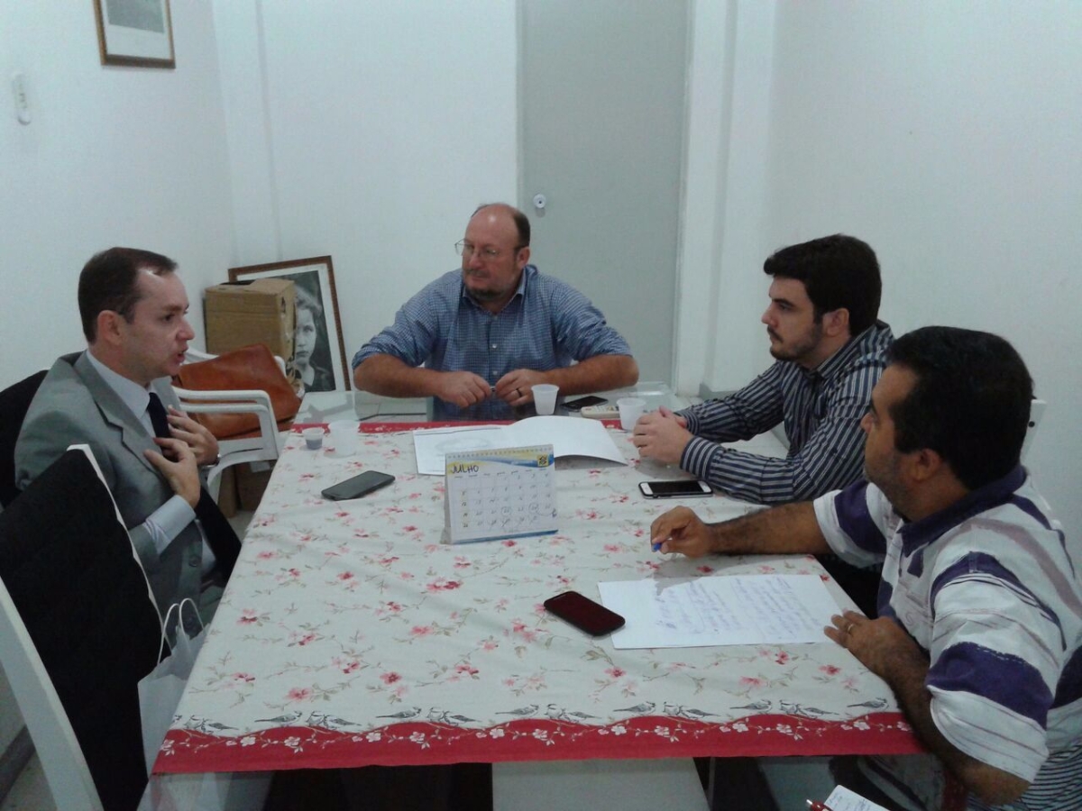 Defensores p�blicos pedem apoio do deputado Jo�o Daniel contra projeto que engessa a Defensoria (Foto: Assessoria Jo�o Daniel)