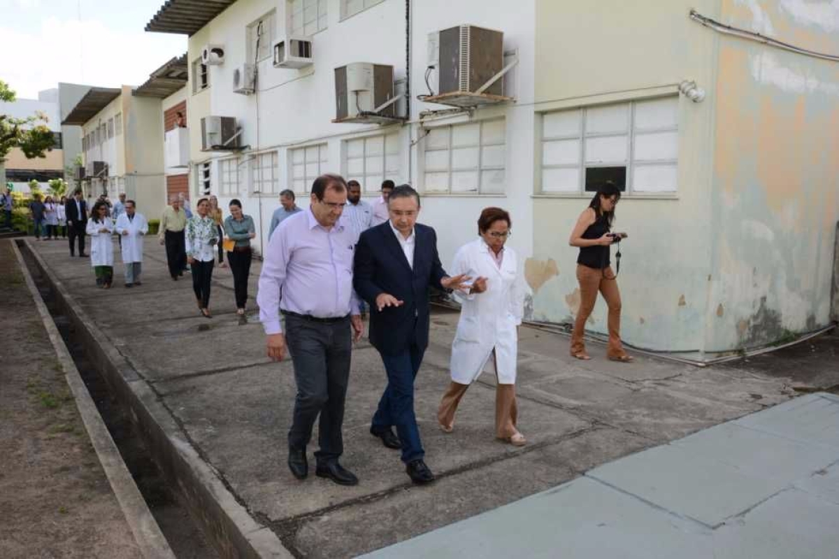 Eduardo Amorim visita HU e anuncia solicita��o de verba para conclus�o de obra (Foto: Assessoria Eduardo Amorim)