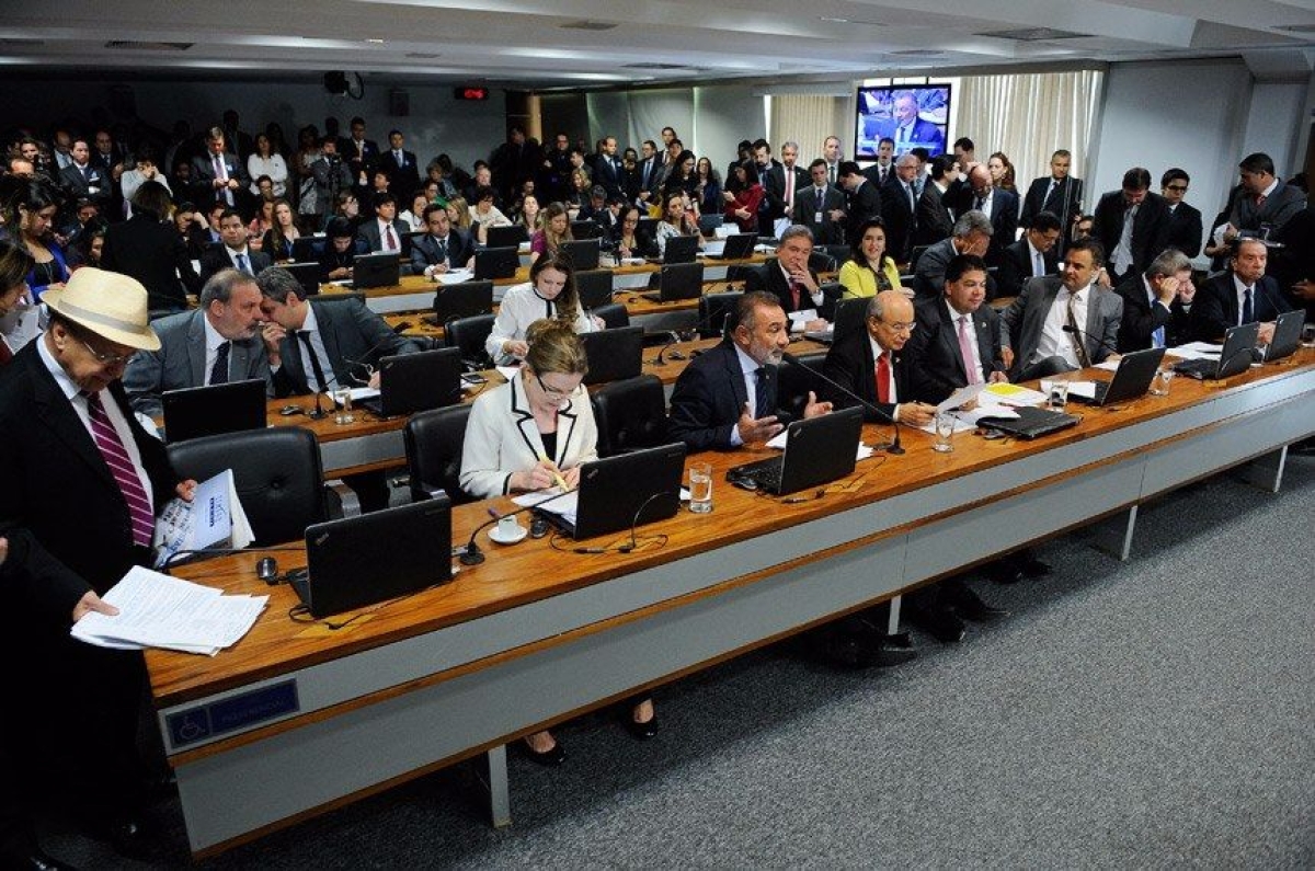 A Comiss�o de Constitui��o, Justi�a e Cidadania (CCJ) pode aprovar em vota��o final, nesta quarta-feira (3), projeto de lei (PLS 426/2012) do senador Eduardo Amorim (PSC-SE) que destina 30% da arrecada��o com multas de tr�nsito para o Sistema �nico de Sa�