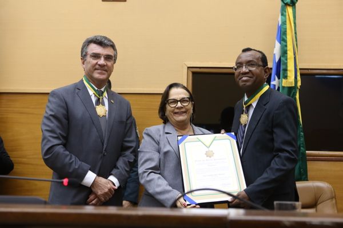 Caducha recebe Medalha da Ordem do M�rito Parlamentar (Foto: C�sar de Oliveira/Ag�ncia Alese)