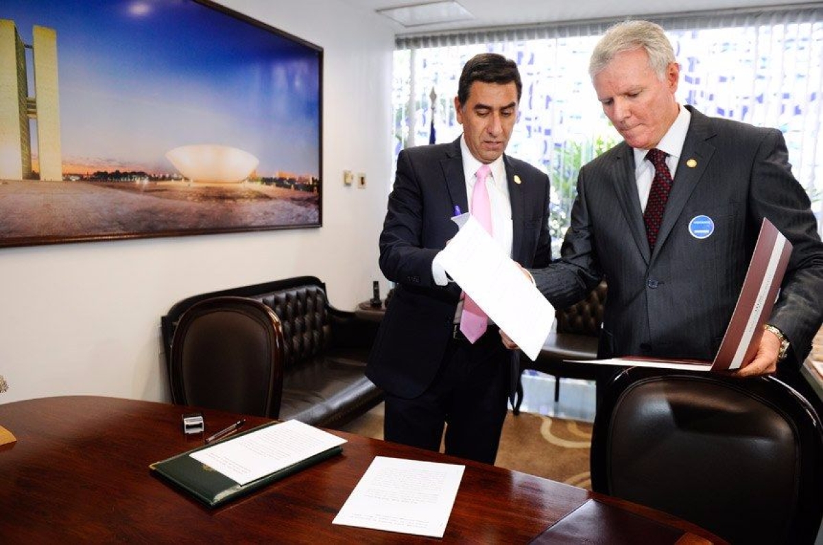 O advogado da acusa��o Jo�o Berchmans (D) entregou o documento � Secretaria-Geral da Mesa do Senado (Foto: Marcos Oliveira/Ag�ncia Senado)