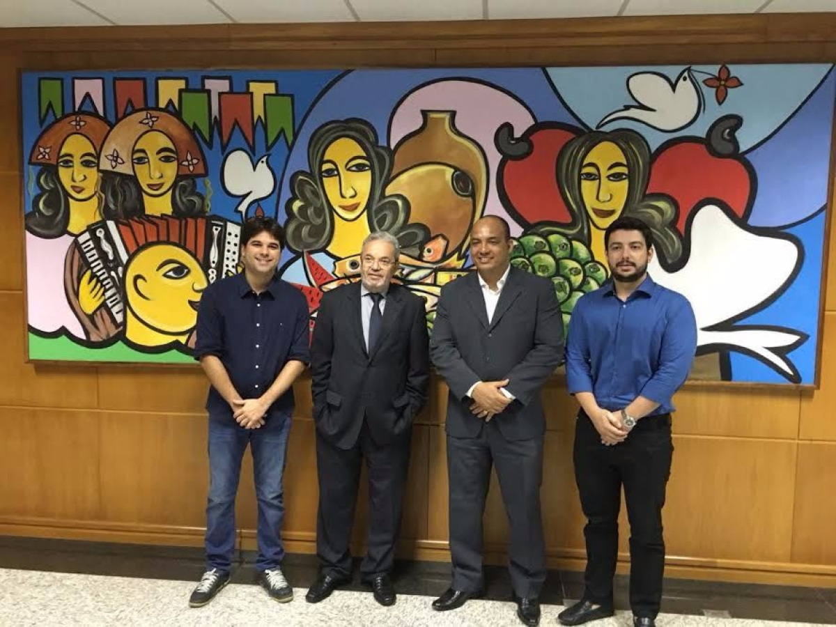 Fernandinho Franco entrega a Cl�vis Barbosa documenta��o comprovando o pagamento dos sal�rios em dia (Foto: Assessoria Prefeitura de Muribeca)