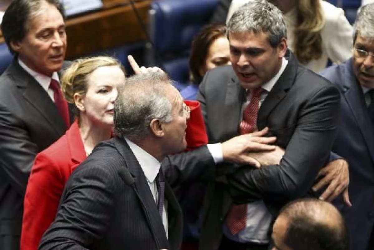 Os  senadores Gleisi  Hoffmann, Lindbergh  Farias e Renan  Calheiros envolvem-se em confus�o no segundo dia do julgamento do processo de impeachment da presidenta afastada Dilma Rousseff (Imagem: Marcelo Camargo/Ag�ncia Brasil)
