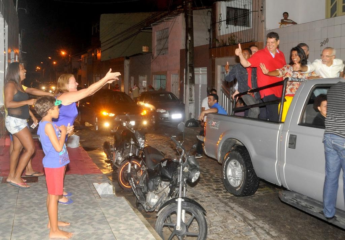 Edvaldo Nogueira recebe o apoio de estudantes, conselheiros tutelares e sindicalistas (Imagem: Marco Vieira e Jana�na Santos)