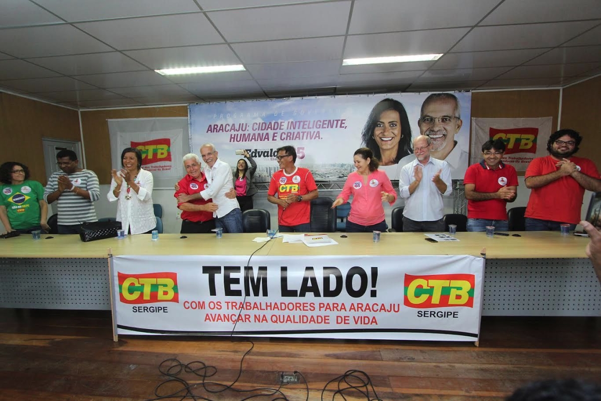 Edvaldo Nogueira recebe o apoio de estudantes, conselheiros tutelares e sindicalistas (Imagem: Marco Vieira e Jana�na Santos)