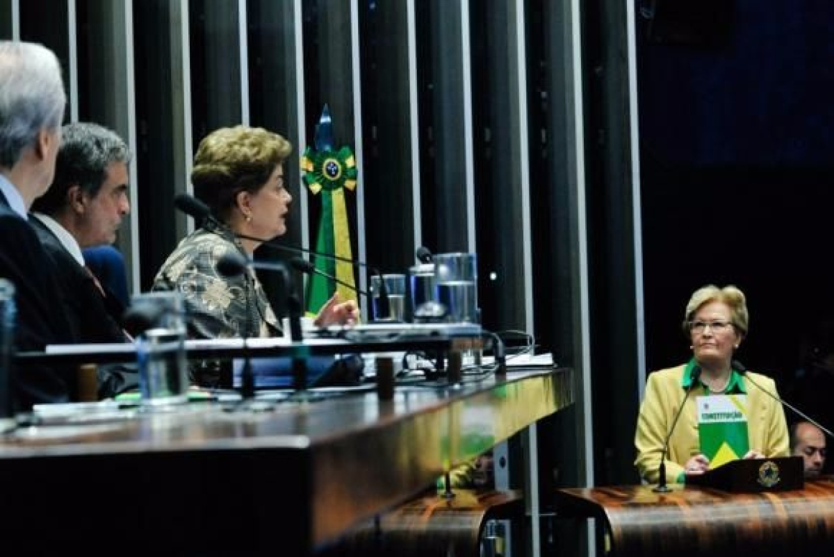 Senadora Ana Am�lia faz pergunta � presidenta afastada Dilma Rousseff (Imagem: Geraldo Magela/Ag�ncia Senado)