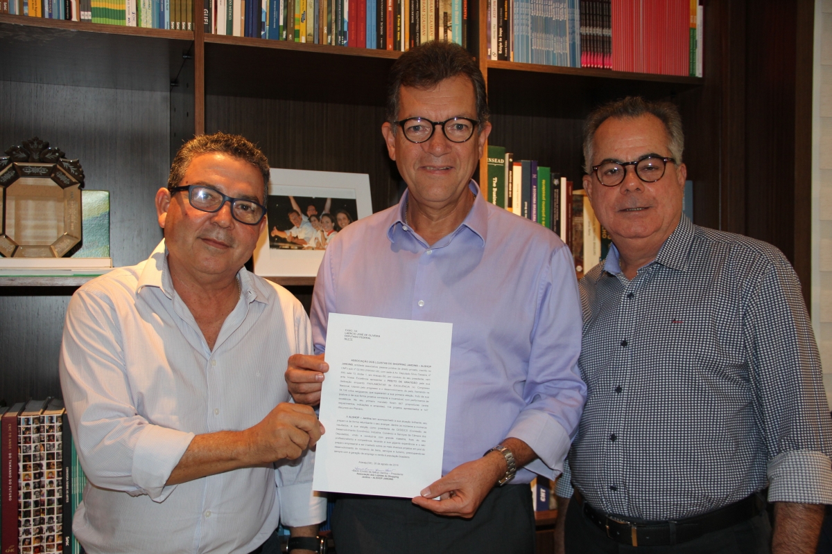 Lojistas do Shopping Jardins homenageiam La�rcio Oliveira (Imagem: Assessoria Fecom�rcio/SE)