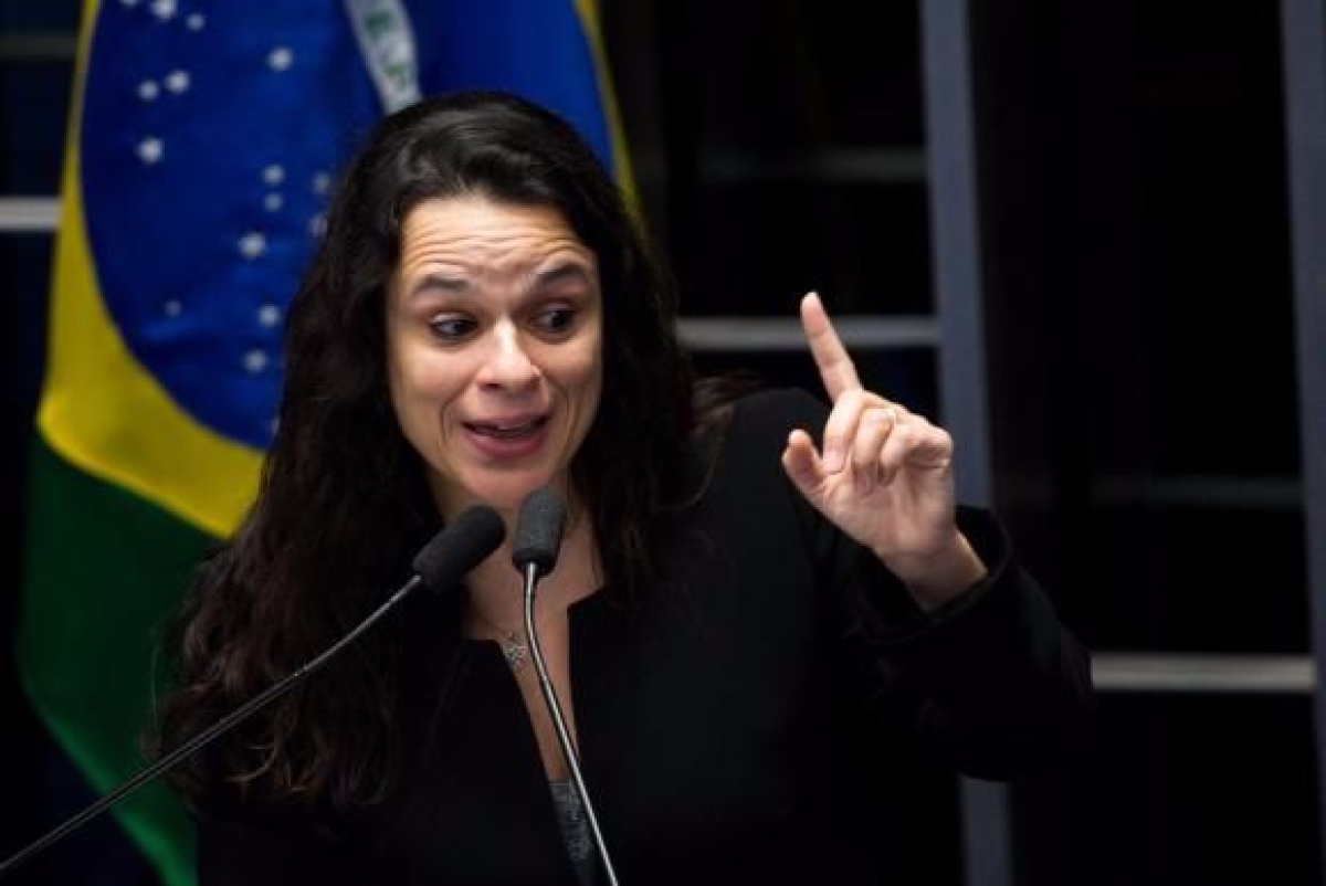 A advogada de acusa��o, Jana�na Paschoal, fala durante o quinto dia do julgamento final do processo de impeachment da presidenta afastada, Dilma Rousseff, no Senado Federal (Imagem: Marcelo Camargo/Ag�ncia Brasil)