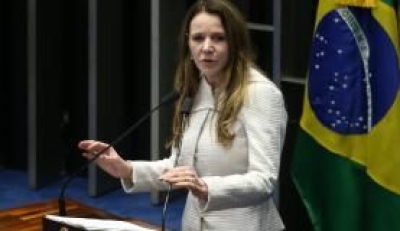 A senadora Vanessa Grazziotin op�e-se � cl�usula de barreira de 3% e lembra que o  Senado j� aprovou outra PEC, com trava de 1,5% (Imagem: Arquivo | Fabio Rodrigues Pozzebom/Ag�ncia Brasil)