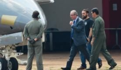 O ex-presidente da C�mara dos Deputados, Eduardo Cunha, embarca para Curitiba ap�s ser preso pela Pol�cia Federal (Imagem: Wilson Dias/Ag�ncia Brasil)