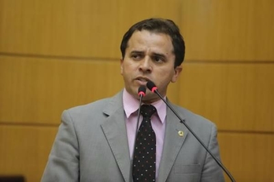 Jairo de Gl�ria quer legisla��o espec�fica para ampliar com�rcio de queijos artesanais (Imagem: Assessoria Jairo de Gl�ria)