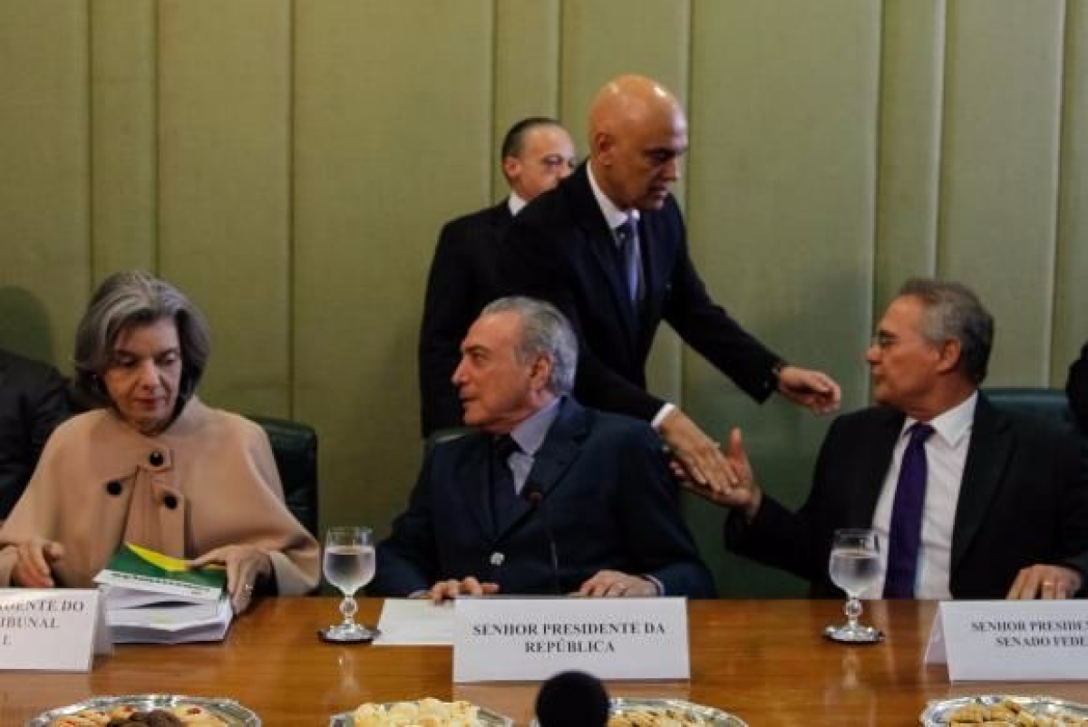 Presidente Michel Temer ao lado dos presidentes C�rmen L�cia, do STF, e Renan Calheiros, do Senado Federal, durante reuni�o sobre seguran�a p�blica no Itamaraty. Na foto, o ministro da Justi�a, Alexandre de Moraes cumprimenta Renan Calheiros (Imagem: Beto