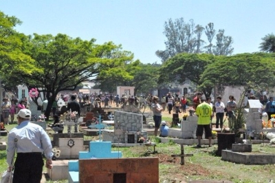 Deputado Garibaldi Mendon�a presta homenagens no Dia de Finados (Imagem: Site Garibalde Mendon�a)