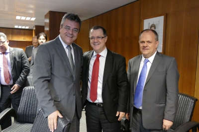 Luciano, o ministro Gabas e Belivaldo: solu��es para Sergipe (Foto: Roque S�)